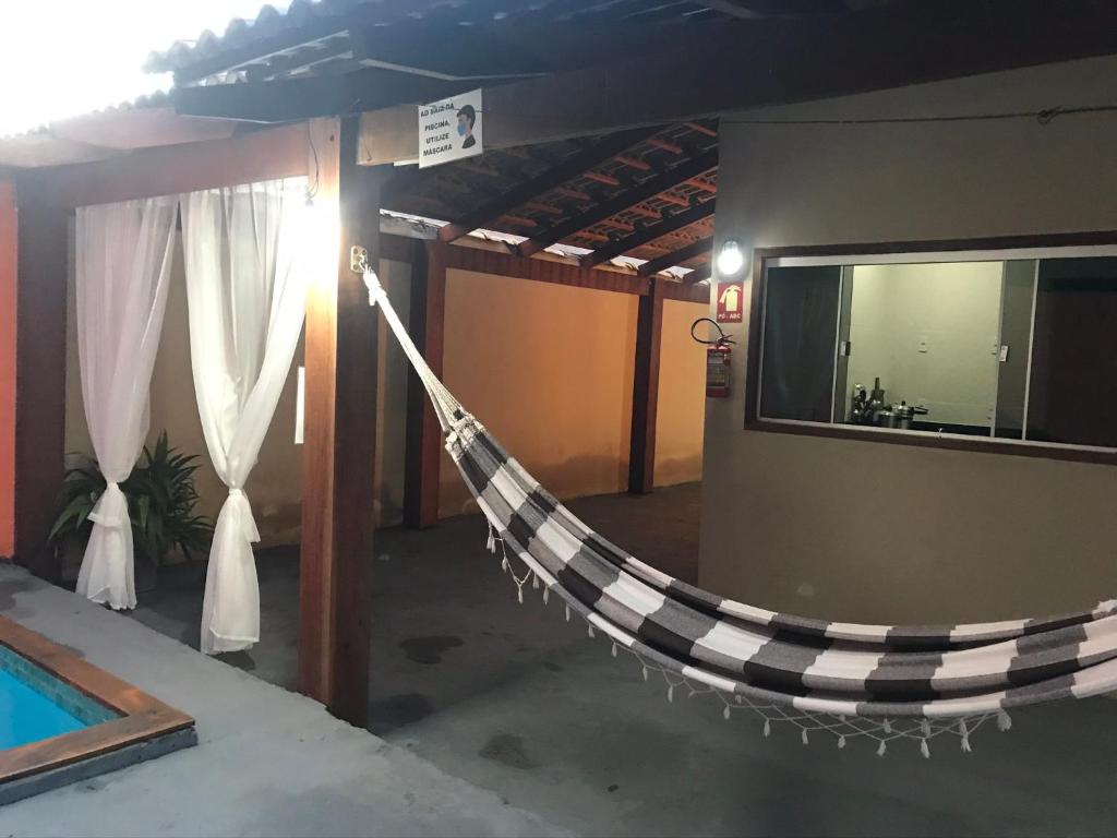 una hamaca en una habitación junto a la piscina en Casa da Belinha, en Pirenópolis