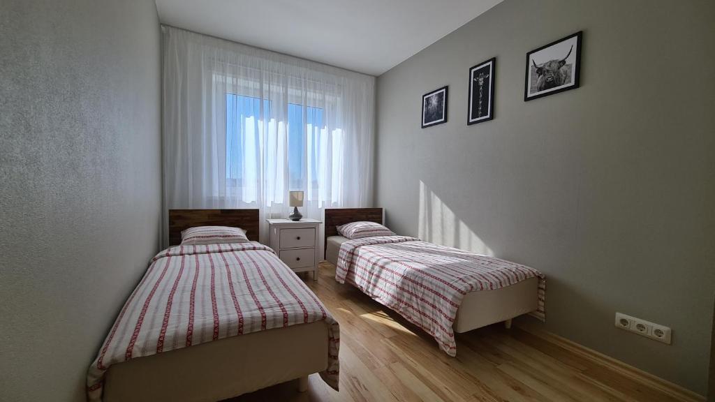 2 letti in una camera con finestra di Magistral Contact Free Apartment with free parking a Tallinn