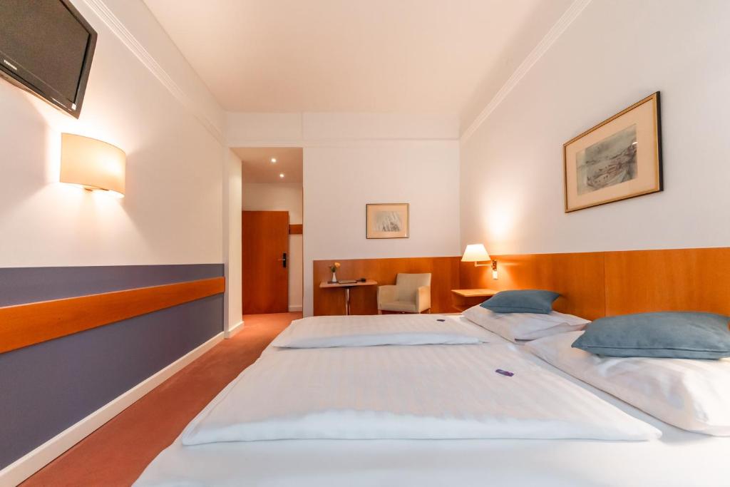 Postel nebo postele na pokoji v ubytování Hotel Markgraf