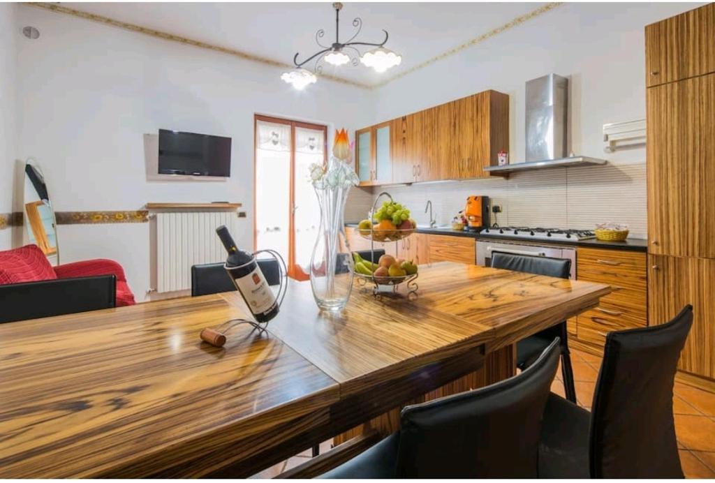 una cucina con tavolo in legno in una camera di La Calcara di Nonno Raffaele ad Agerola