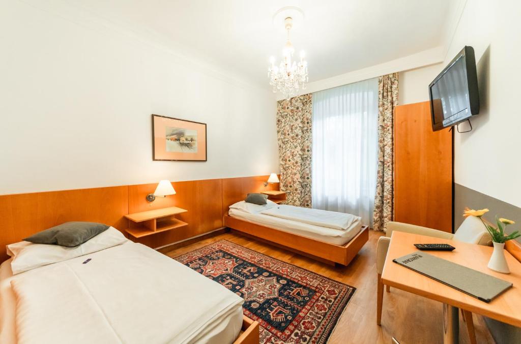 Postel nebo postele na pokoji v ubytování Hotel Markgraf