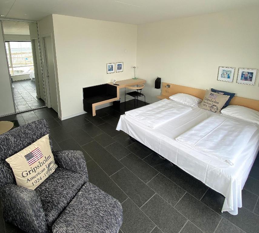 Postel nebo postele na pokoji v ubytování Hotel Strandtangen