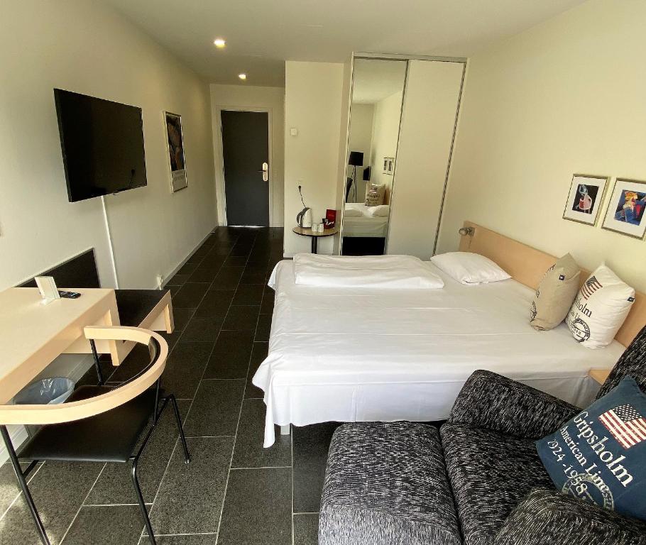 TV a/nebo společenská místnost v ubytování Hotel Strandtangen