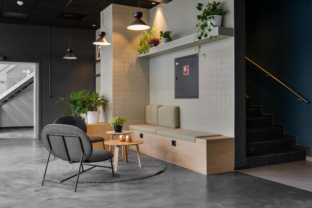 a waiting room with a chair and a table at Comfort Hotel Xpress Youngstorget in Oslo