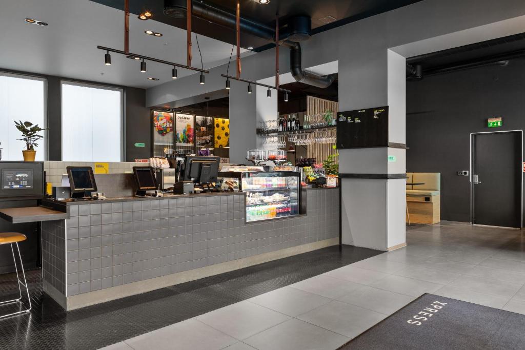 a fast food restaurant with a counter in the middle at Comfort Hotel Xpress Youngstorget in Oslo