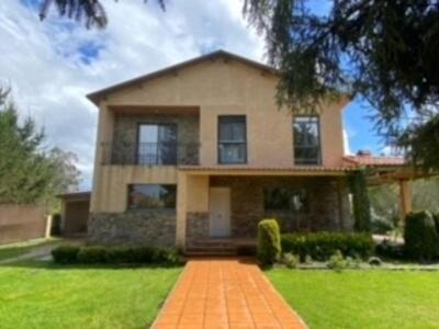 una casa grande con una entrada de ladrillo delante de ella en Twin Pines Camino Norte, en Arzúa