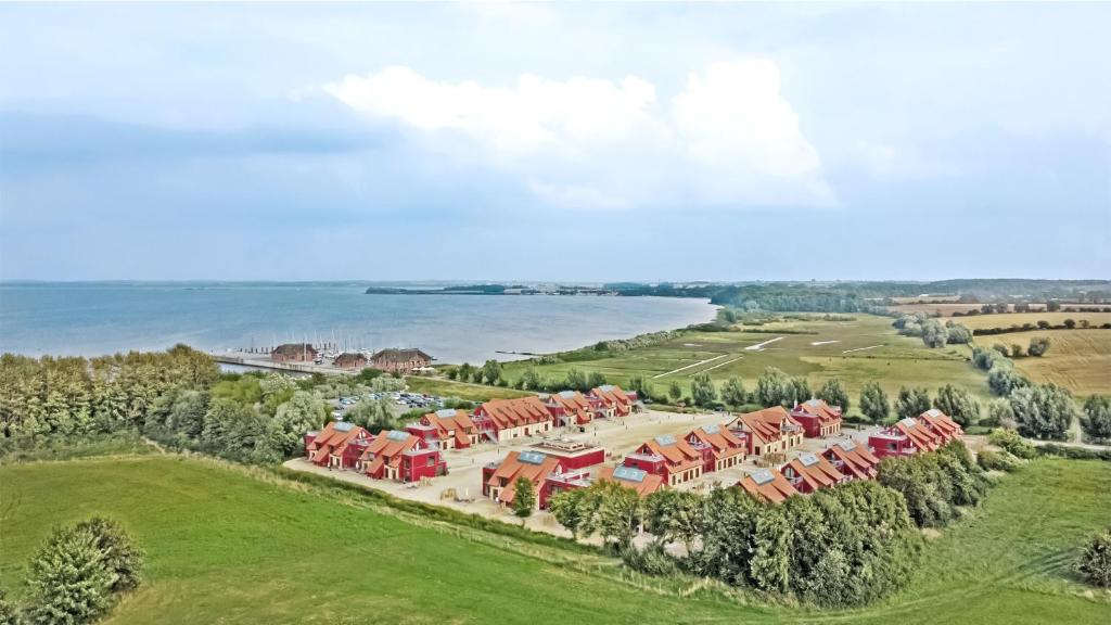 una vista aérea de una granja con techos rojos en Bades Huk Ferien-Resort en Hohenkirchen