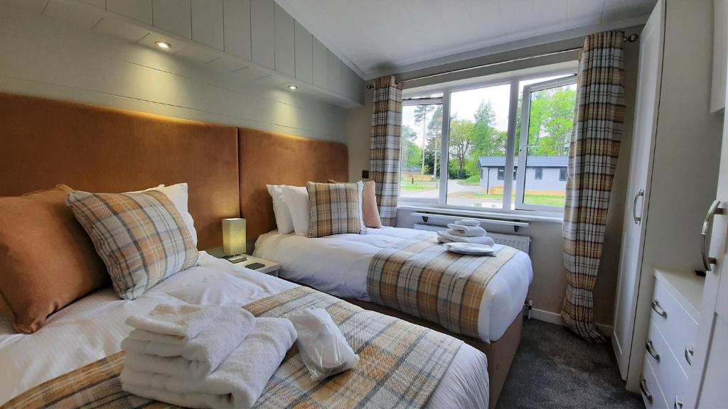 Postel nebo postele na pokoji v ubytování Hollicarrs - Lilypad Lodge