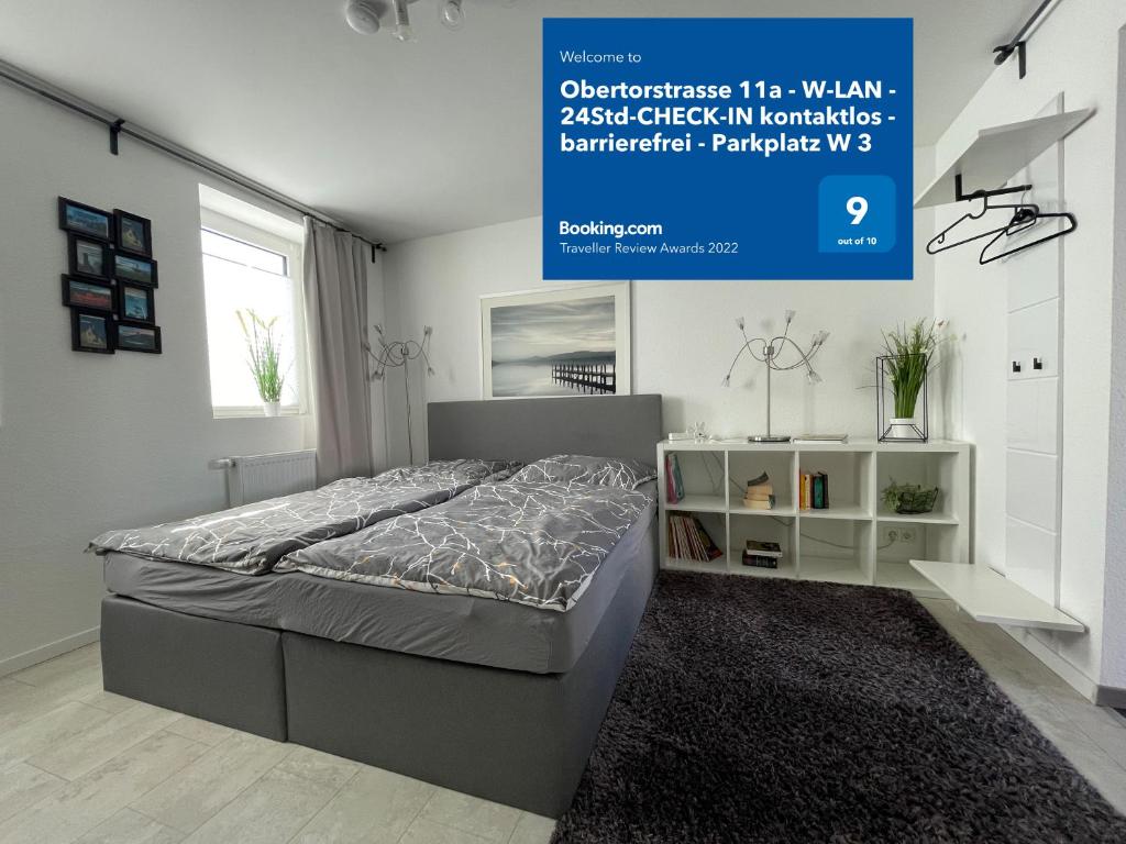 ein Schlafzimmer mit einem Bett in einem Zimmer in der Unterkunft Barrierefrei - 24Std-CHECK-IN kontaktlos - Kingsize Bed - W-LAN - Parkplatz W 3 in Bückeburg
