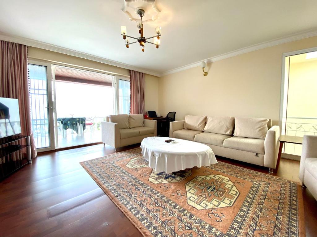 A seating area at BODRUM BURCU VILLA , Magnificent Sea View, Cozy, Free Otopark, Free Wifi
