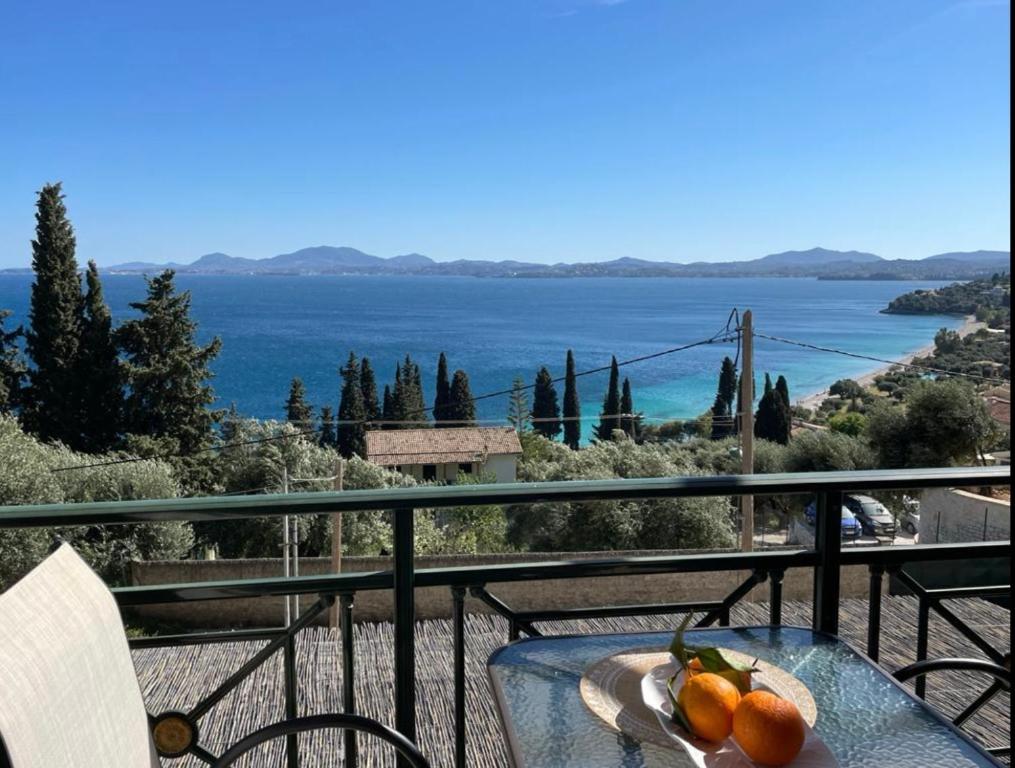 un plato de naranjas en una mesa en un balcón en Aqua Seaview Suite en Barbati