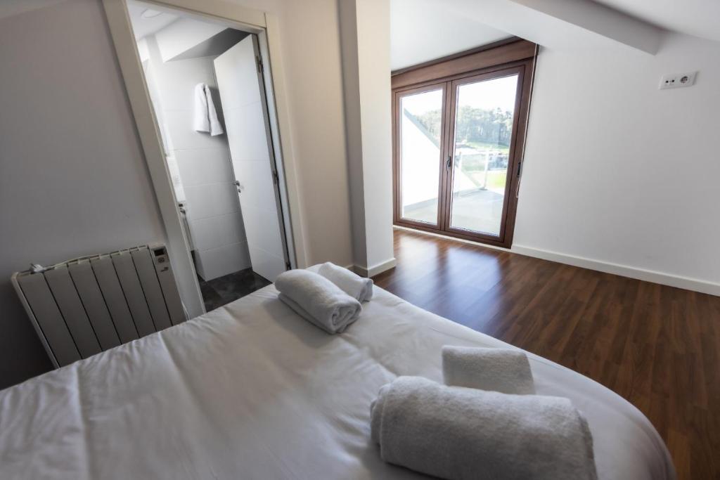 Posteľ alebo postele v izbe v ubytovaní Apartamentos en Leis Muxia