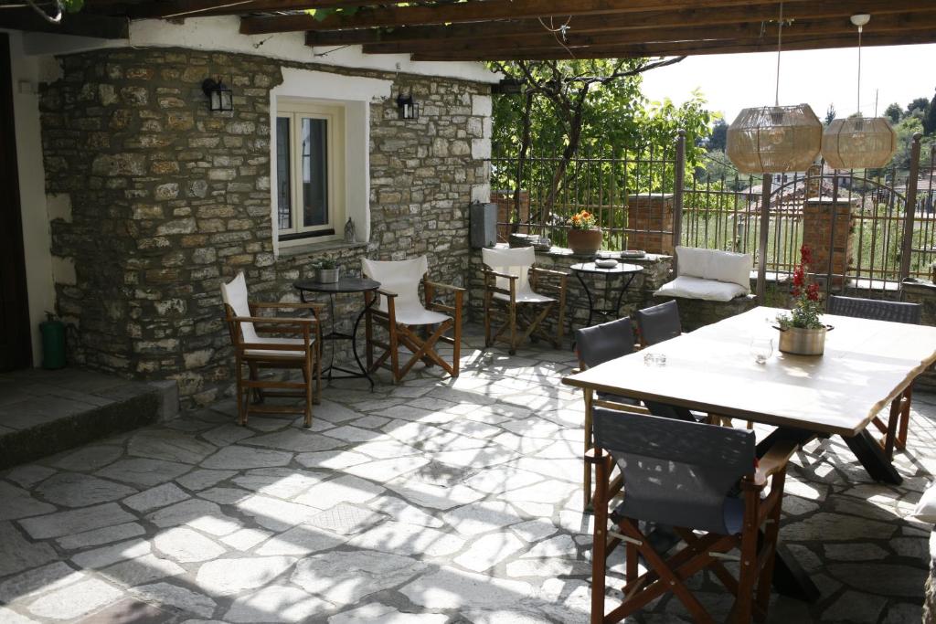 Patio nebo venkovní prostory v ubytování Ξενώνας Λαύκος