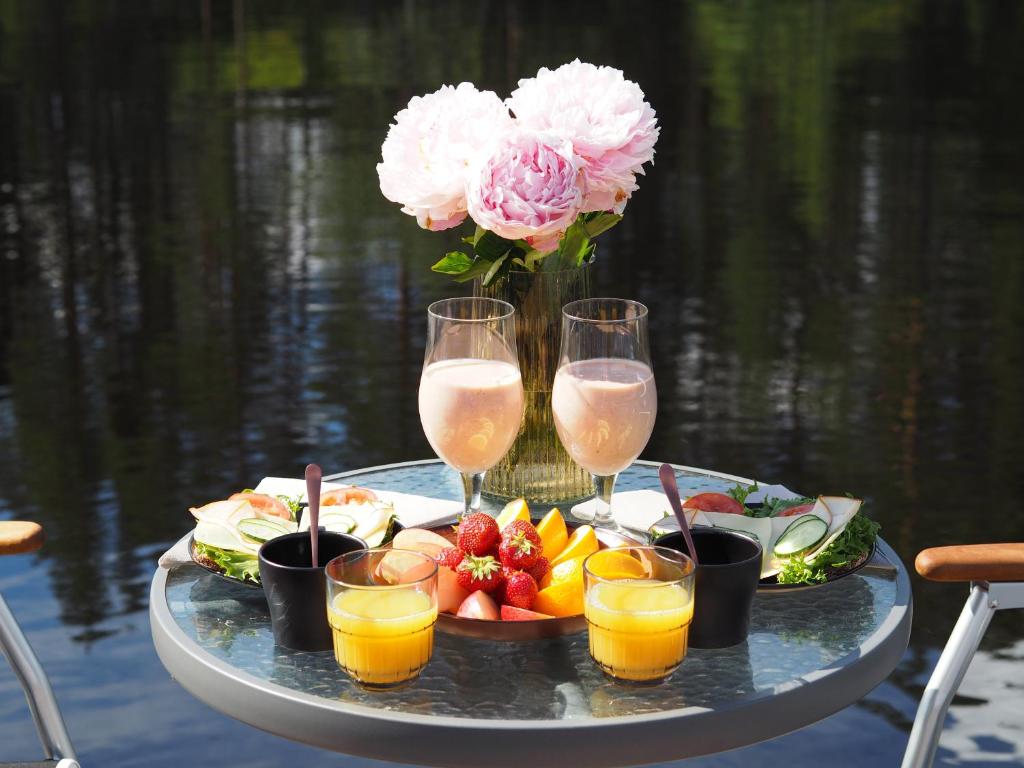 una mesa con una bandeja de comida y copas de champán en AuroraHut Pytkyn Iglu, en Syöte