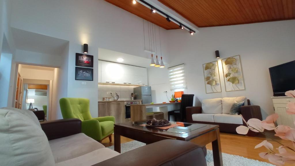 ein Wohnzimmer mit einem Sofa und einem Tisch in der Unterkunft Apartment Maja in Budva