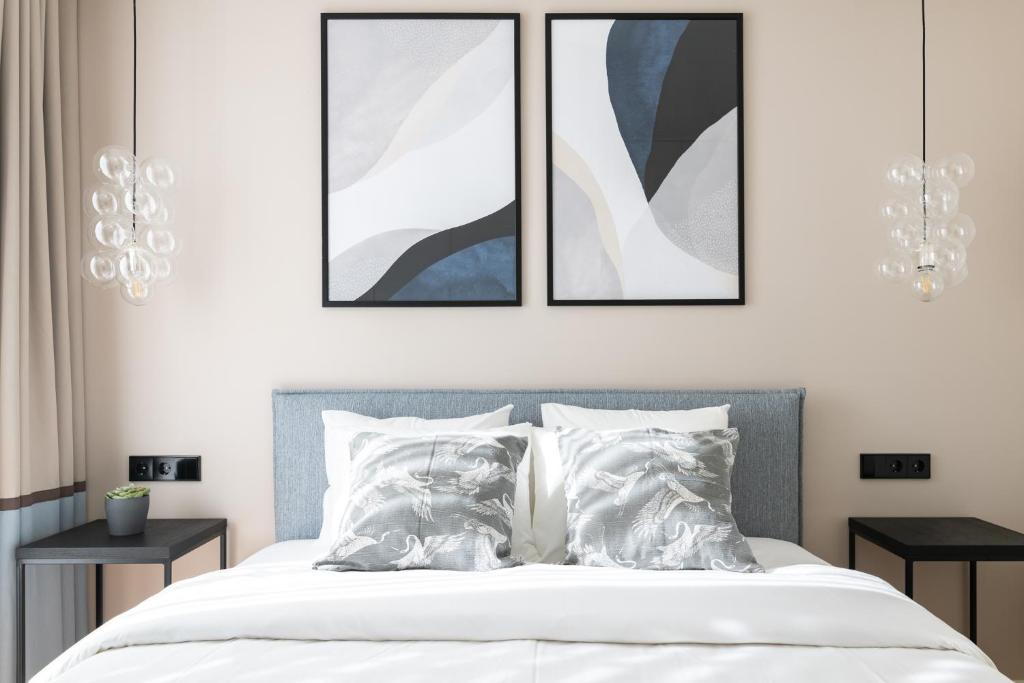 una camera con un letto con tre immagini appese al muro di Hilltop Apartments - Wilmsi Villa a Tallinn
