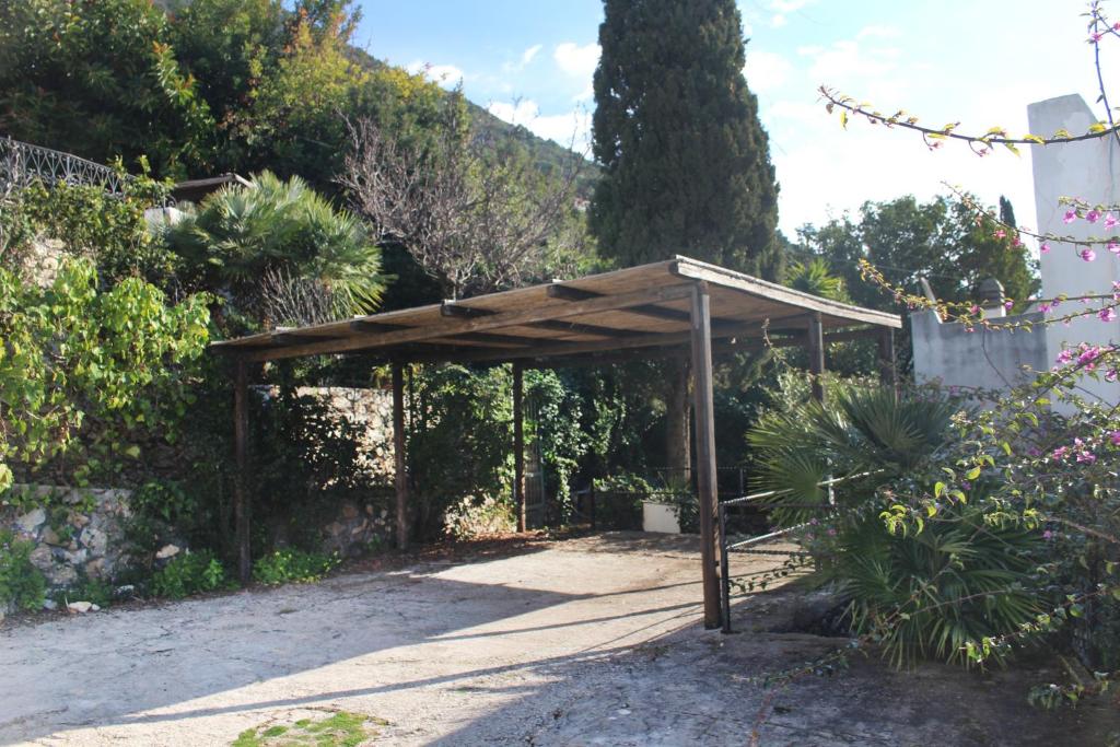 Vonkajšia záhrada v ubytovaní Amazing Villa seafront on Circeo Mountain