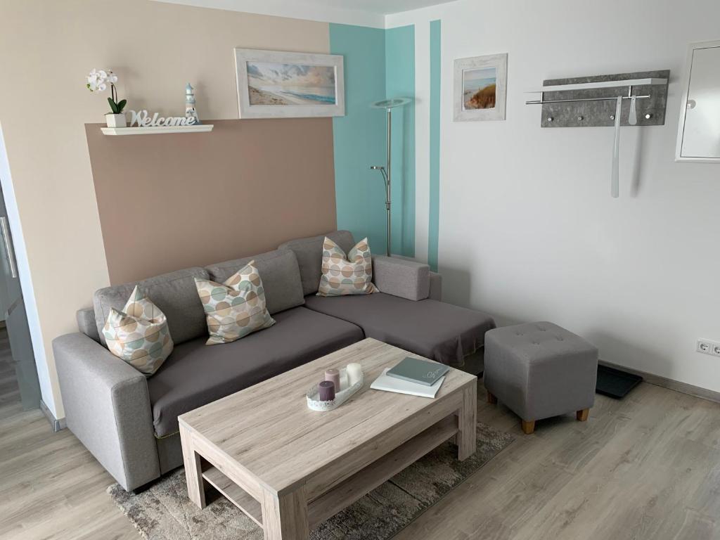 ein Wohnzimmer mit einem Sofa und einem Couchtisch in der Unterkunft Ferienwohnung Blume in Schwielowsee