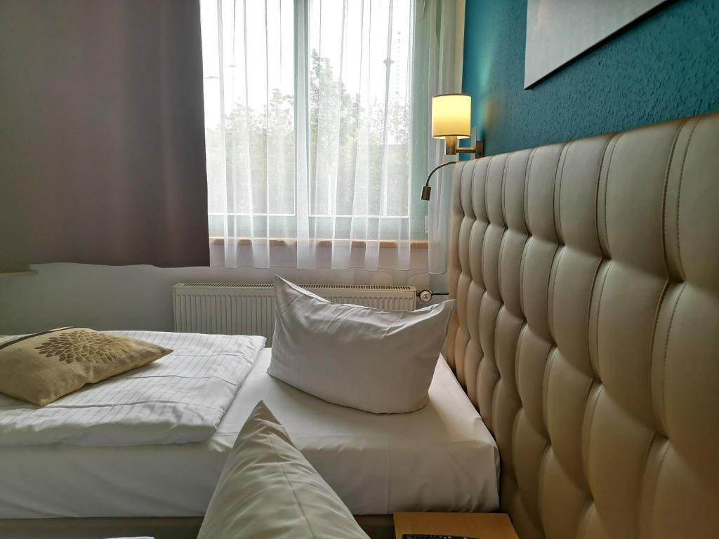 Postel nebo postele na pokoji v ubytování ACRON Hotel Wittenberg