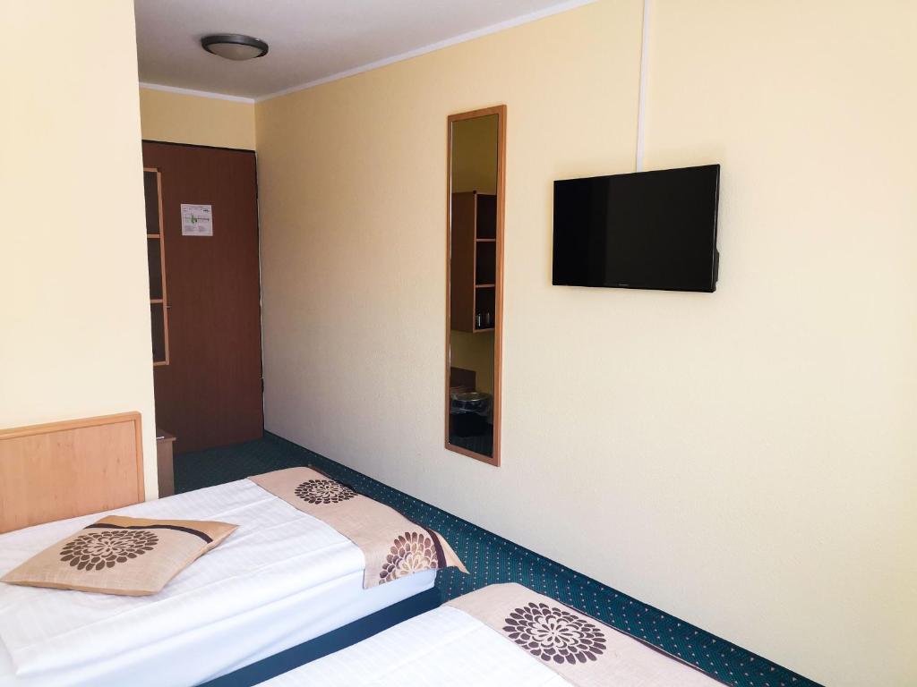 TV a/nebo společenská místnost v ubytování ACRON Hotel Wittenberg