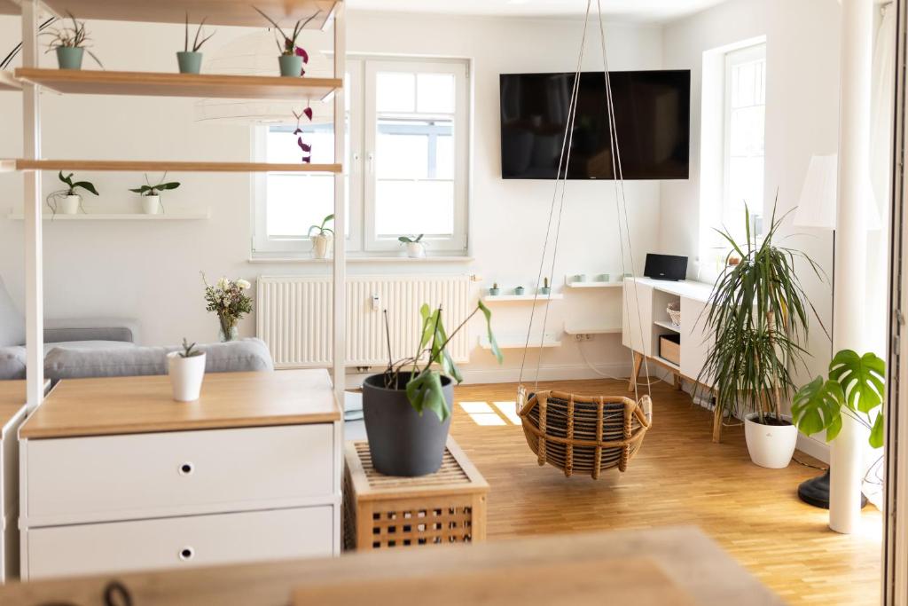 ein Wohnzimmer mit Topfpflanzen und einem Schreibtisch in der Unterkunft Schöne, geräumige, sonnige Wohnung Old Innenstadt in Oldenburg