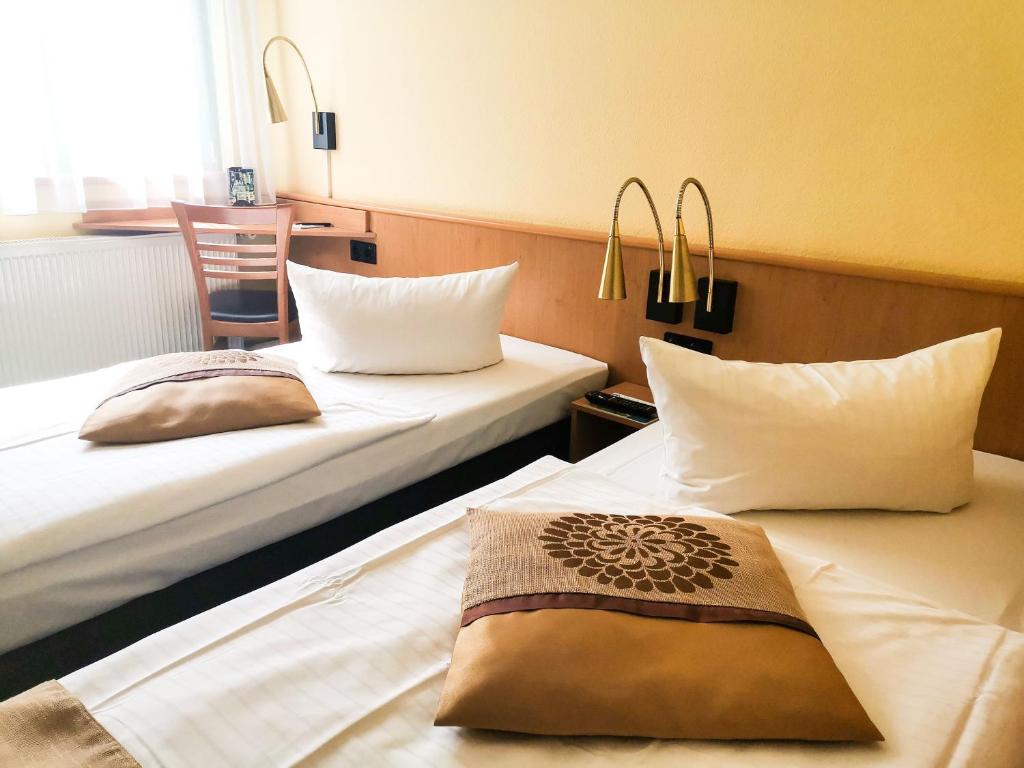 Postel nebo postele na pokoji v ubytování ACRON Hotel Wittenberg