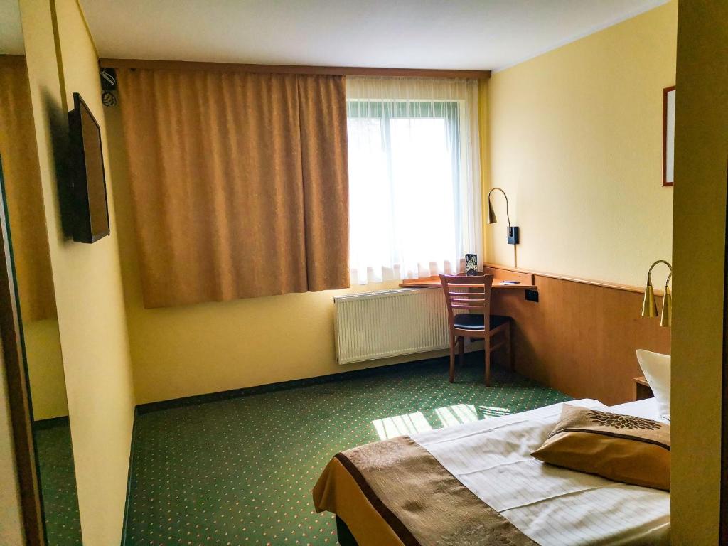 Postel nebo postele na pokoji v ubytování ACRON Hotel Wittenberg