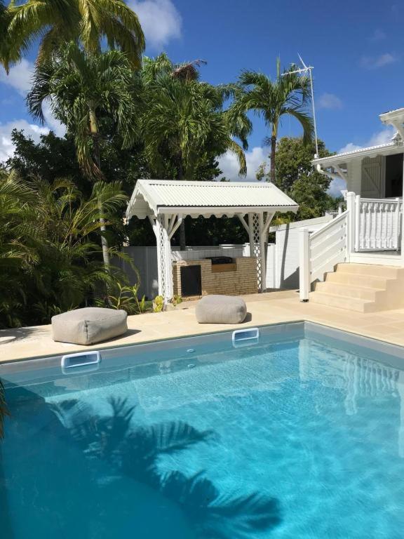 Bazén v ubytování Villa La Belle Creole nebo v jeho okolí