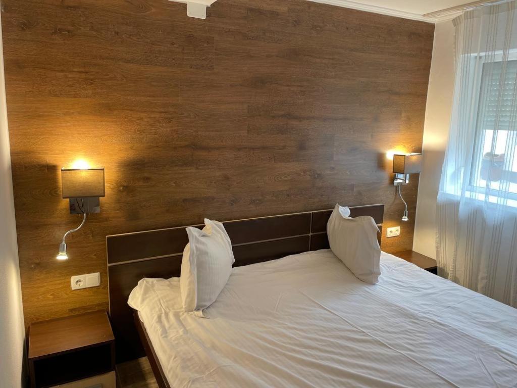 Łóżko lub łóżka w pokoju w obiekcie CASA TARANEASCA