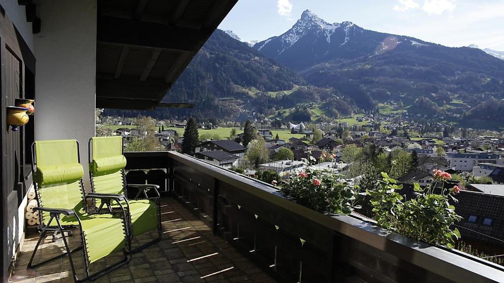 einen Balkon mit 2 Stühlen und Bergblick in der Unterkunft Ferienwohnung Elisa in Schruns-Tschagguns