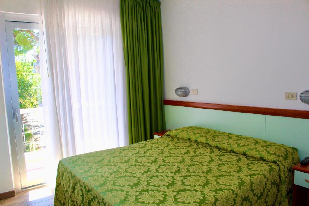 Łóżko lub łóżka w pokoju w obiekcie Hotel Cristina