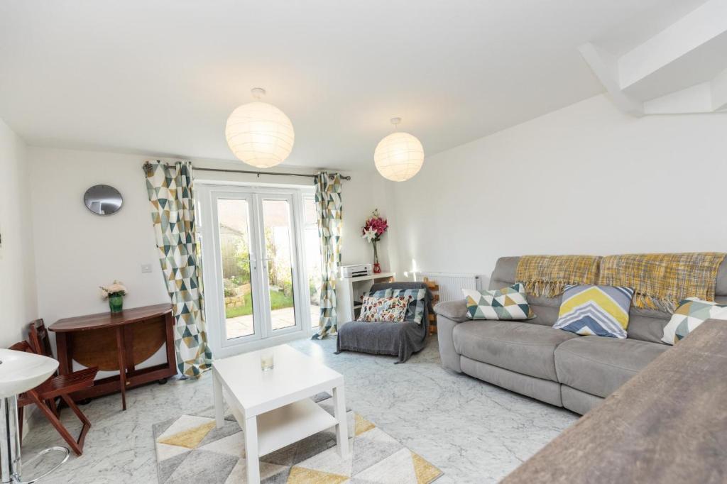 a living room with a couch and a table at Stunning Entire 2BD Home Suffolk Cambridgeshire in Cambridge