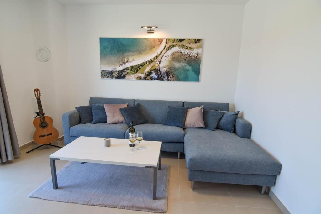 Posedenie v ubytovaní Luxury apartment Punta with sea view and swimming pool