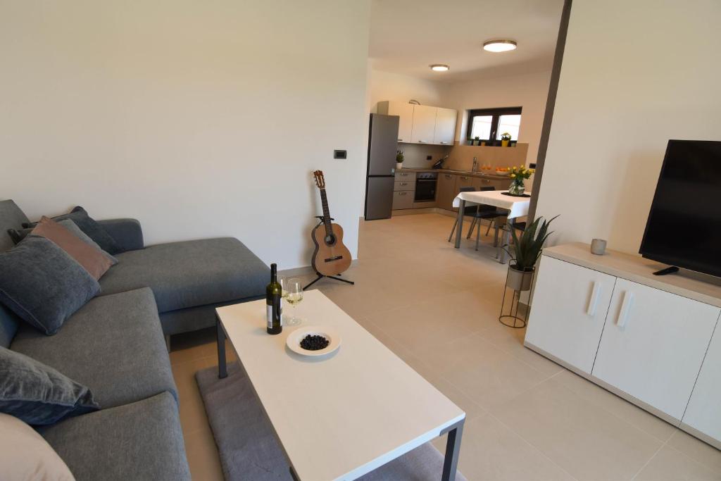 Televízia a/alebo spoločenská miestnosť v ubytovaní Luxury apartment Punta with sea view and swimming pool