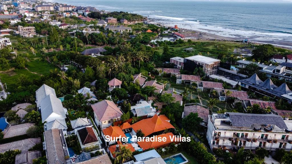 eine Luftansicht eines Resorts mit Strand in der Unterkunft Surfer Paradise Villas Bali in Canggu