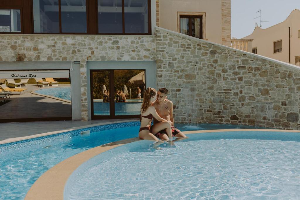 Bazén v ubytování Halanus Hotel And Resort nebo v jeho okolí