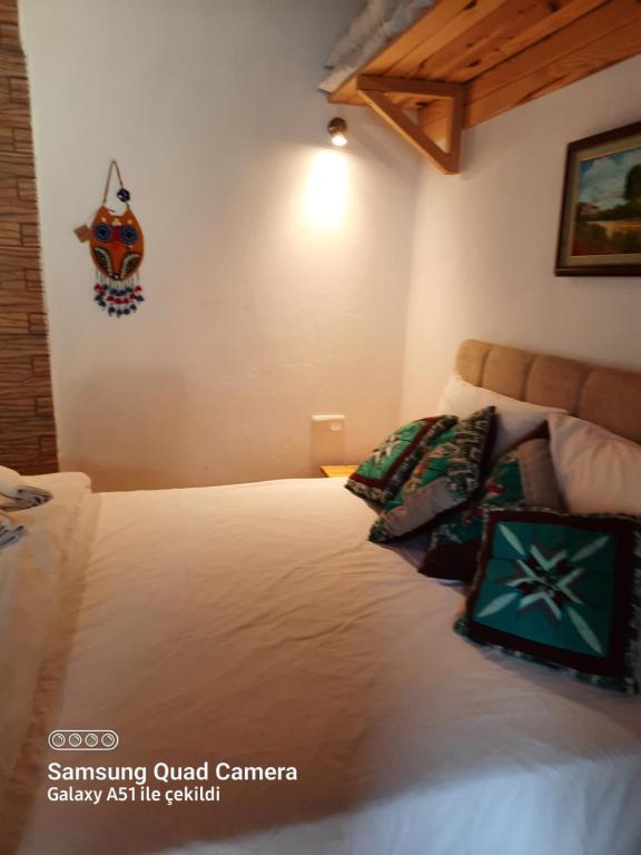 Postel nebo postele na pokoji v ubytování KUŞ YUVASI PANSiYON