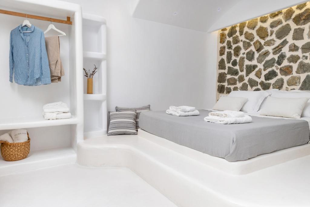 Un pat sau paturi într-o cameră la Krina Mare Boutique Hotel