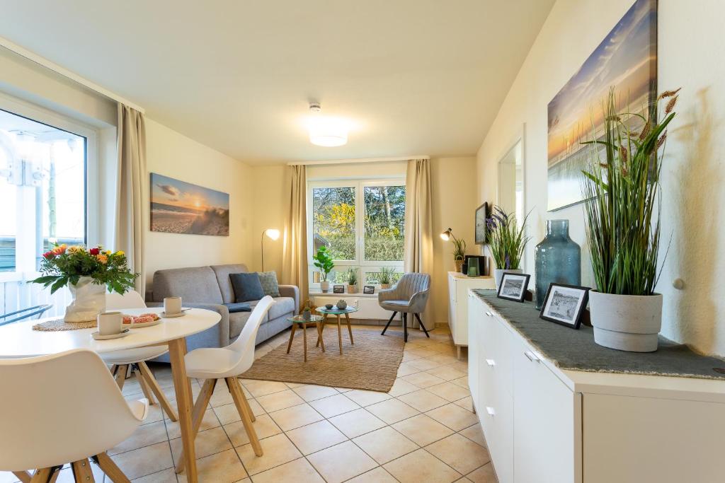 eine Küche und ein Wohnzimmer mit einem Tisch und Stühlen in der Unterkunft Ankerplatz - Binzer Sterne in Binz