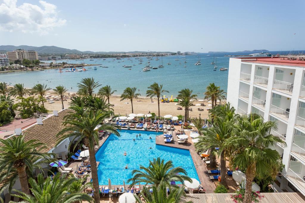 - une vue sur la piscine et la plage depuis l'hôtel dans l'établissement Palladium Hotel Palmyra - Adults Only, à Sant Antoni de Portmany