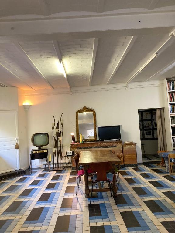 - un salon avec une table et un miroir dans l'établissement La Villa Victoria -Malzéville Village -120m2, à Nancy