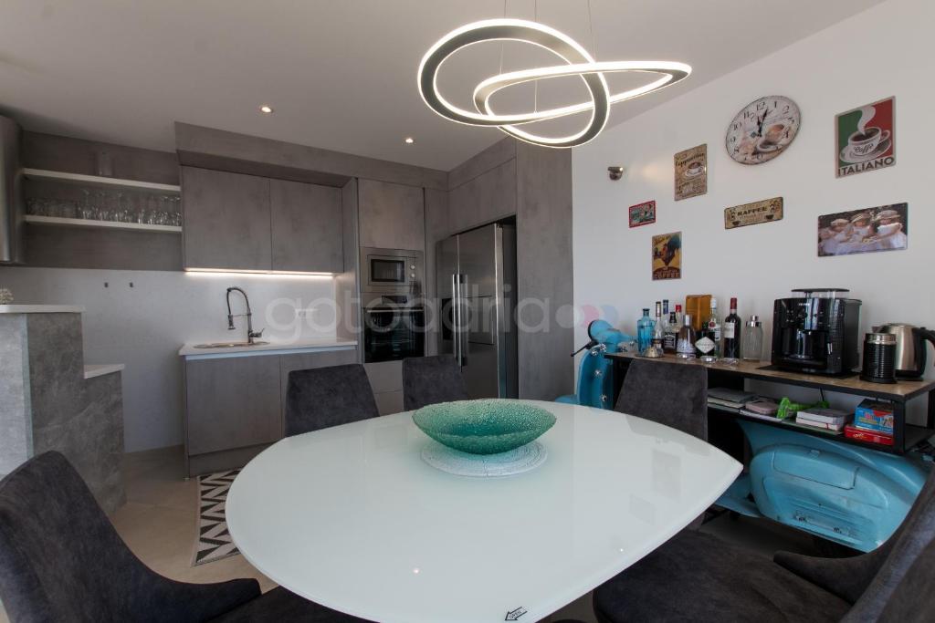 Kuchyňa alebo kuchynka v ubytovaní Villa Smaragd - Saphir - Luxury Apartment With Shared Pool