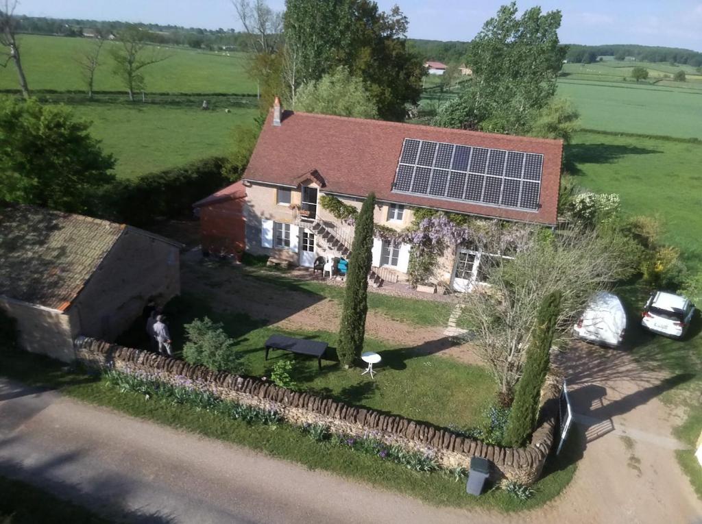 una vista aérea de una casa con techo solar en Le Charbonnet en Anzy-le-Duc