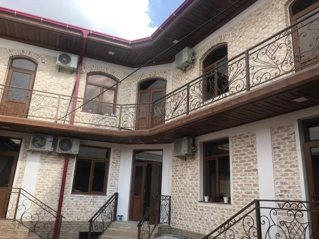 un edificio con balconi sul lato di Sitora Star guest house a Samarkand