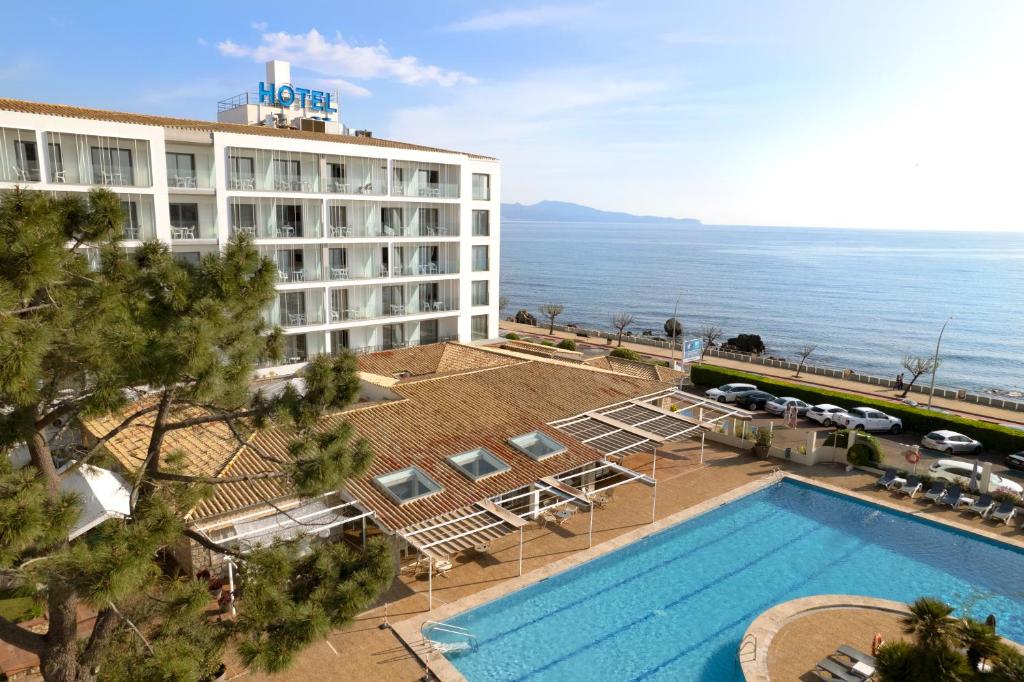 an aerial view of a hotel with a pool and the ocean at RVHotels Nieves Mar in L'Escala