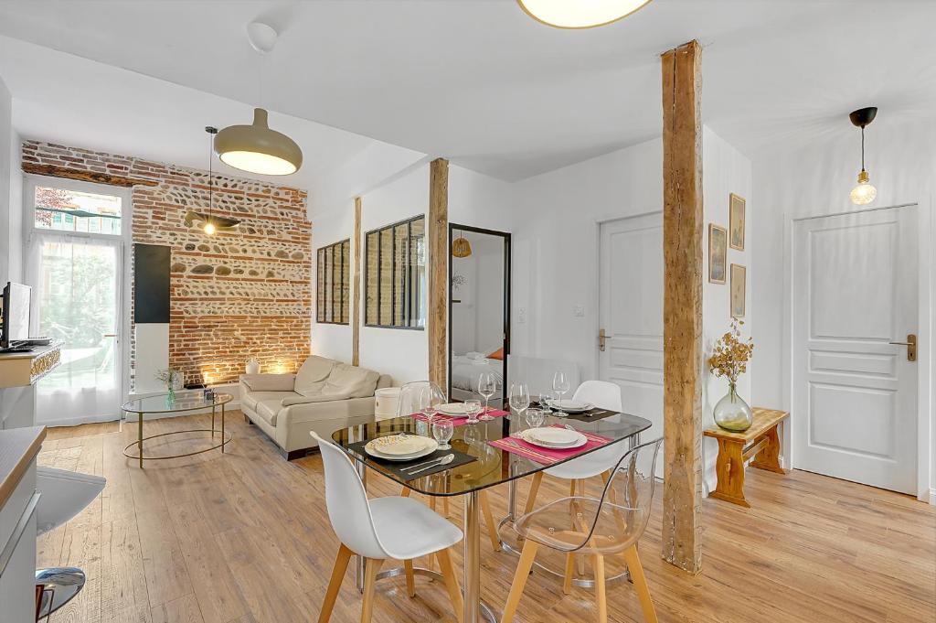 un salon avec une table et des chaises dans l'établissement LA PARENTHÈSE - Charmant T2 entièrement rénové, à Toulouse