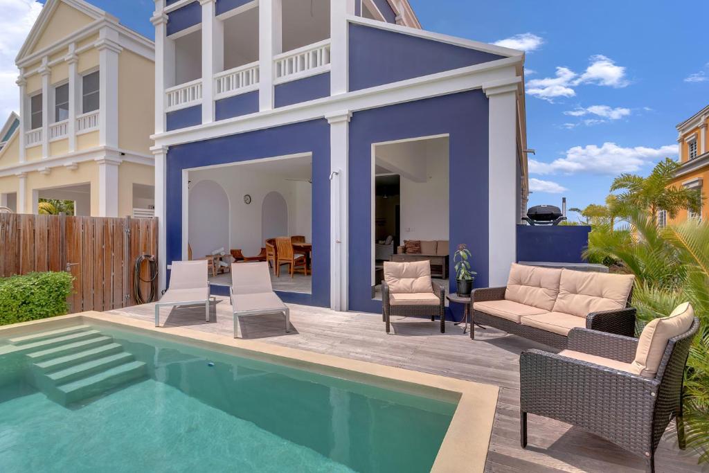 Villa con piscina y casa en Blue Breeze Apartment in Water Villas, en Kralendijk