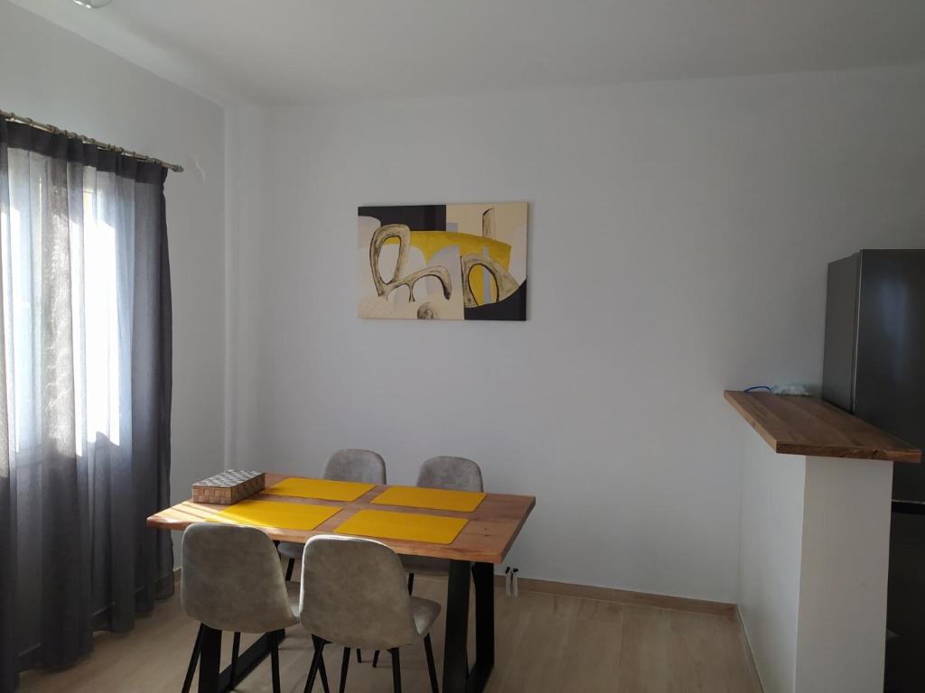 Televízia a/alebo spoločenská miestnosť v ubytovaní Πλατανακι 2 Seaview Apartment