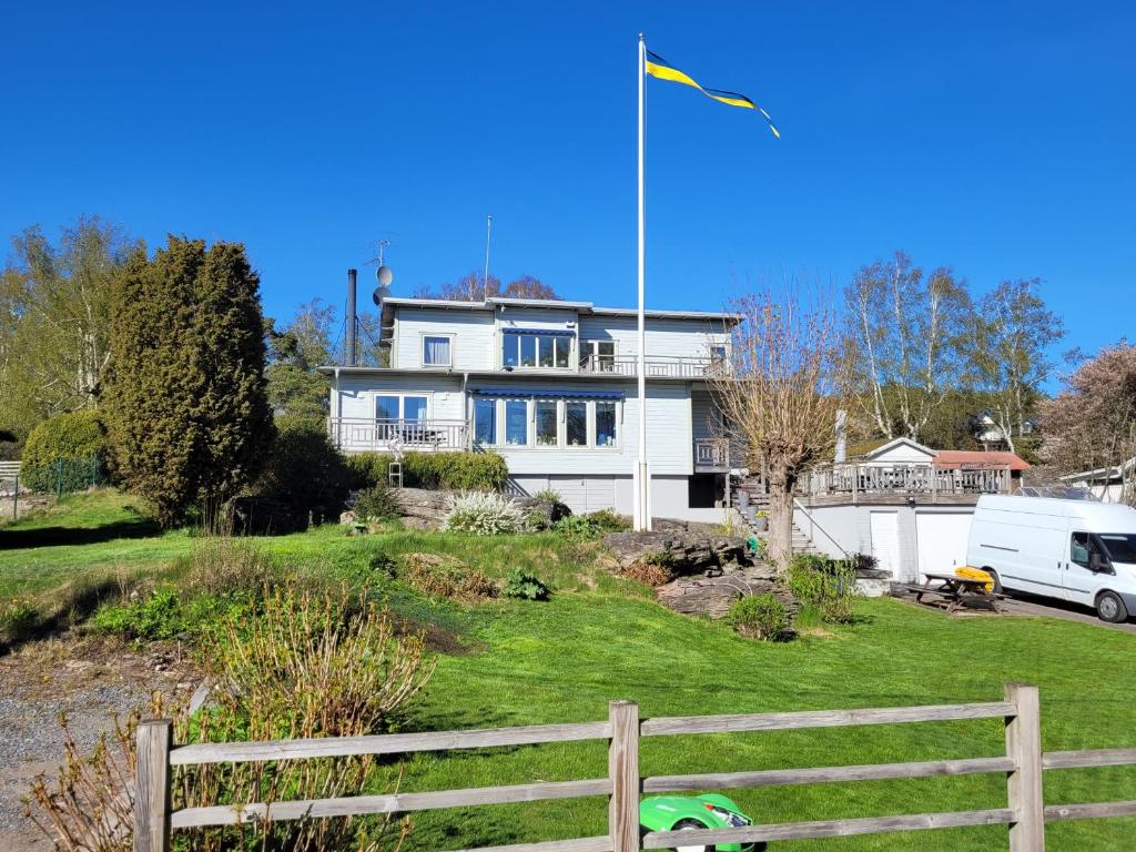 una casa con una cometa volando en el cielo en Villa Lotta en Åsa