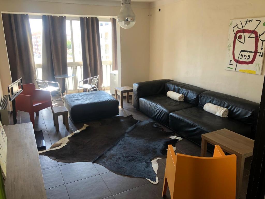 プロプリアノにあるCentro città Apartmentのリビングルーム(黒い革張りのソファ、テーブル付)